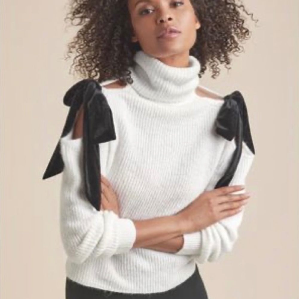 VENUS White Cold-Shoulder Turtleneck Sweater with Black Bow Accents